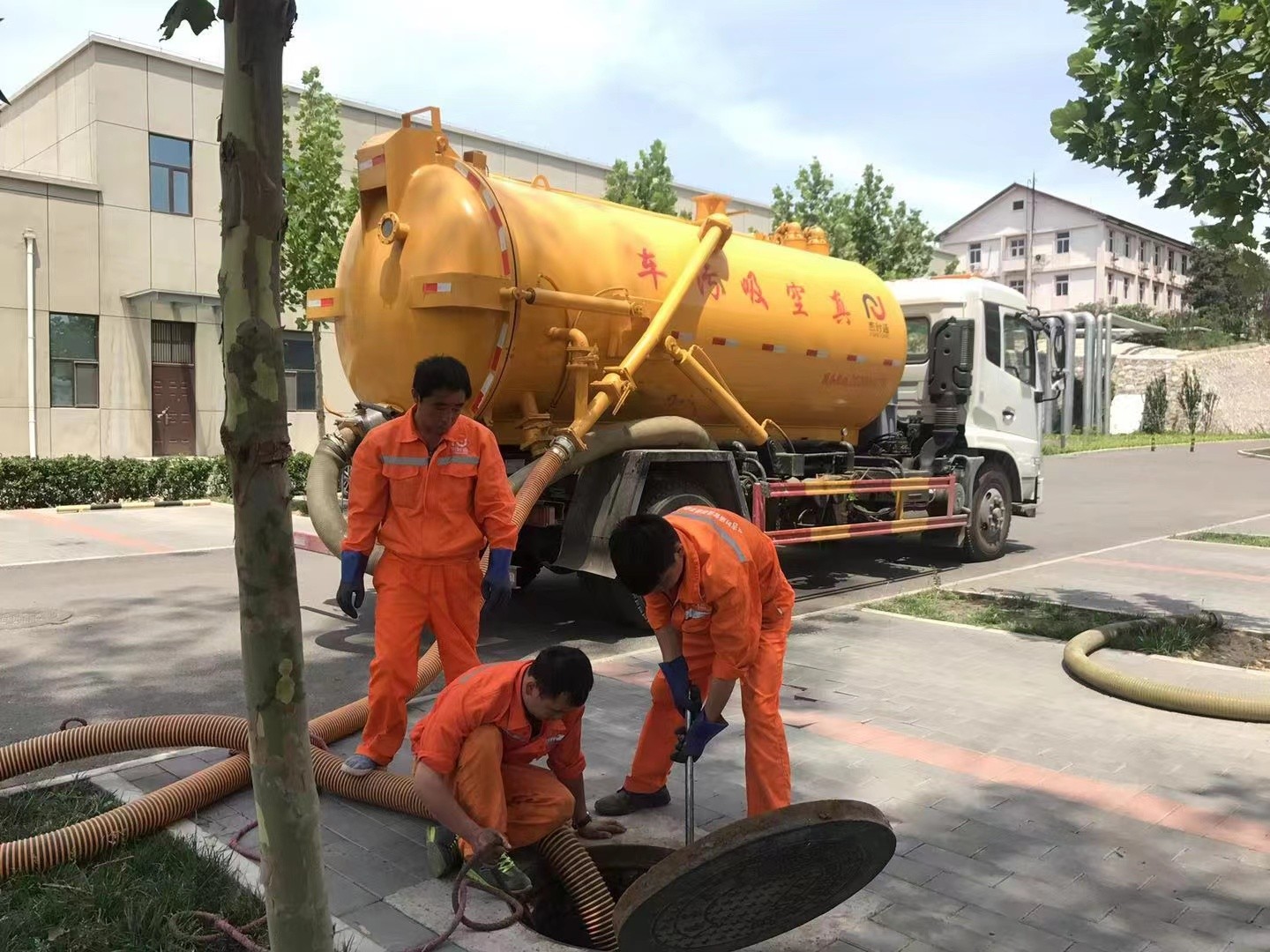 东路镇化粪池清理与5-8吨吸粪车施工效率分析